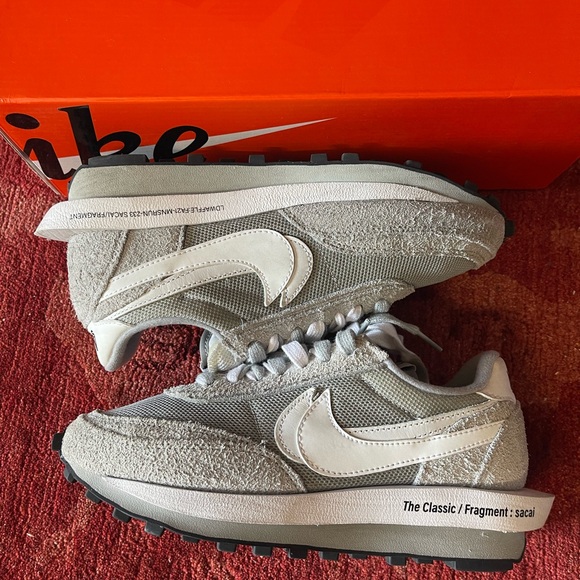 Nike
x sacai x Fragments LDWaffle "Grey" sneakers - Picture 7 of 12